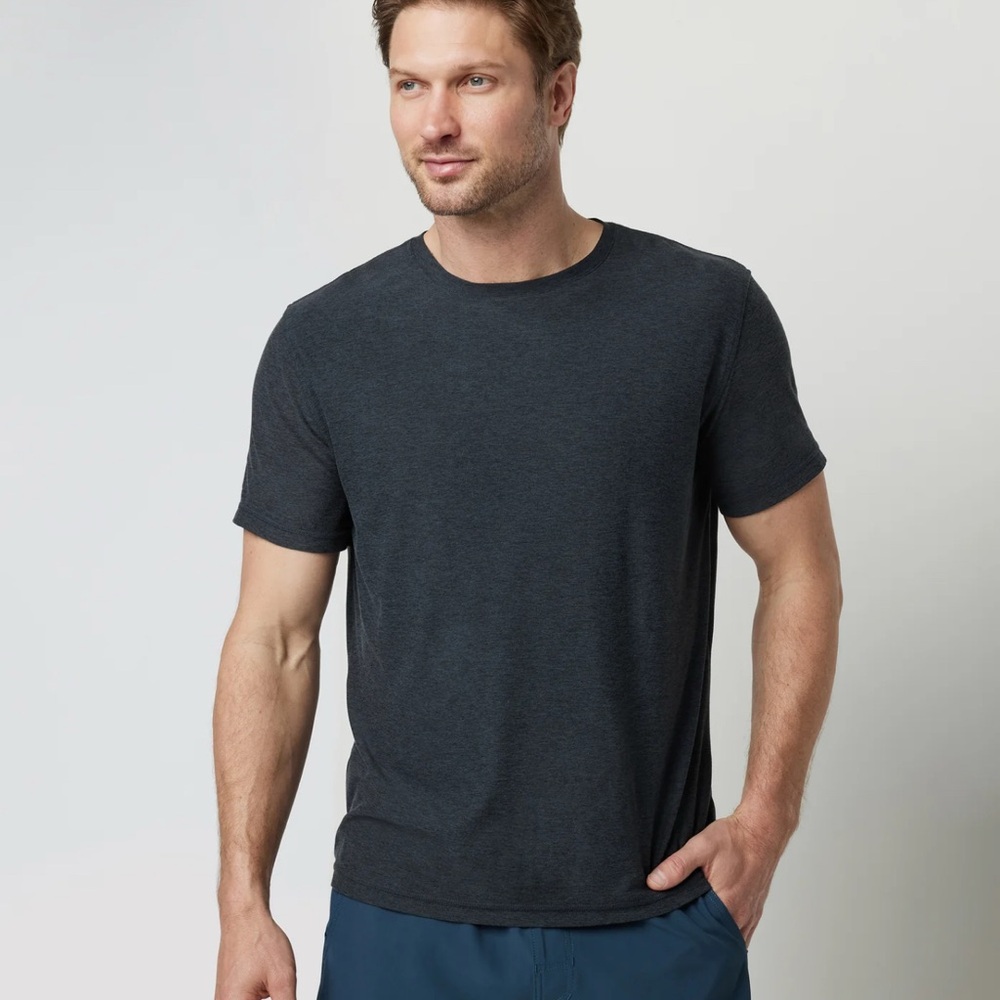 Vuori Strato Tech Tee Charcoal Heather size Small